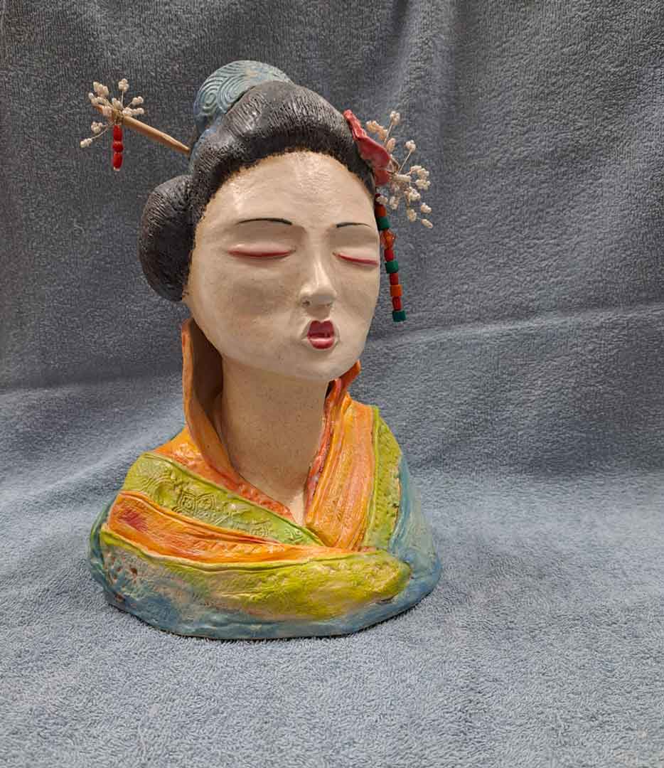 Geisha en faïence émaillée - Stéphanie