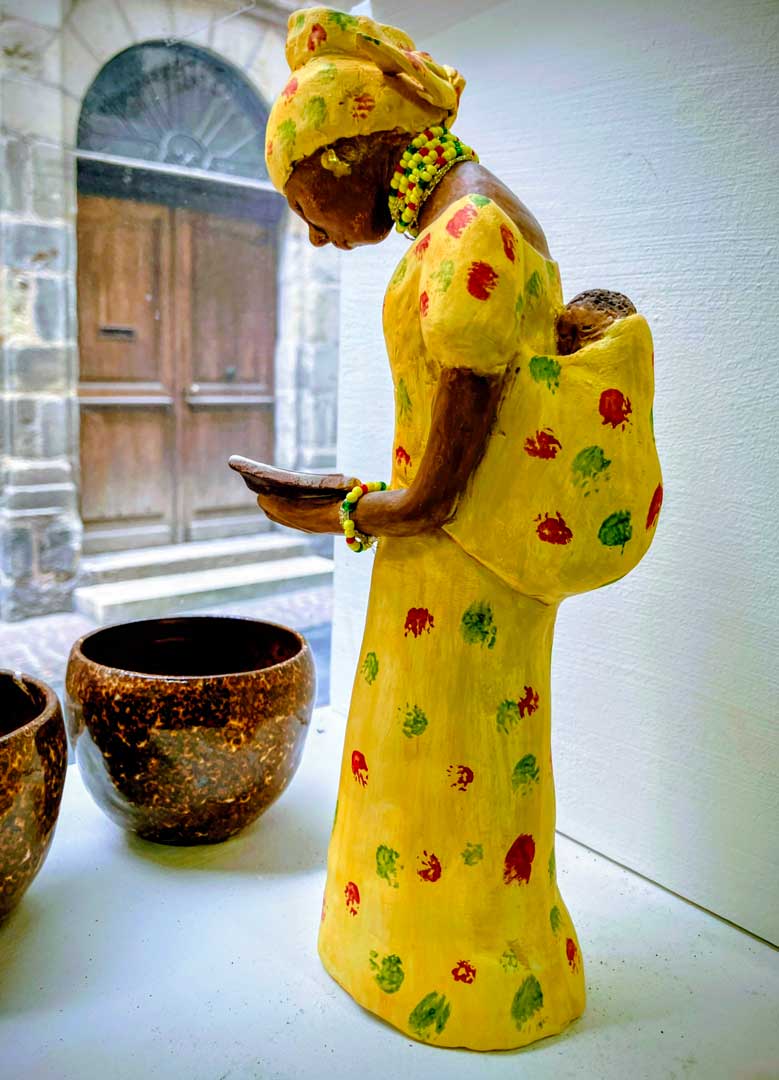 Maman africaine en faïence et acrylique - Hélène