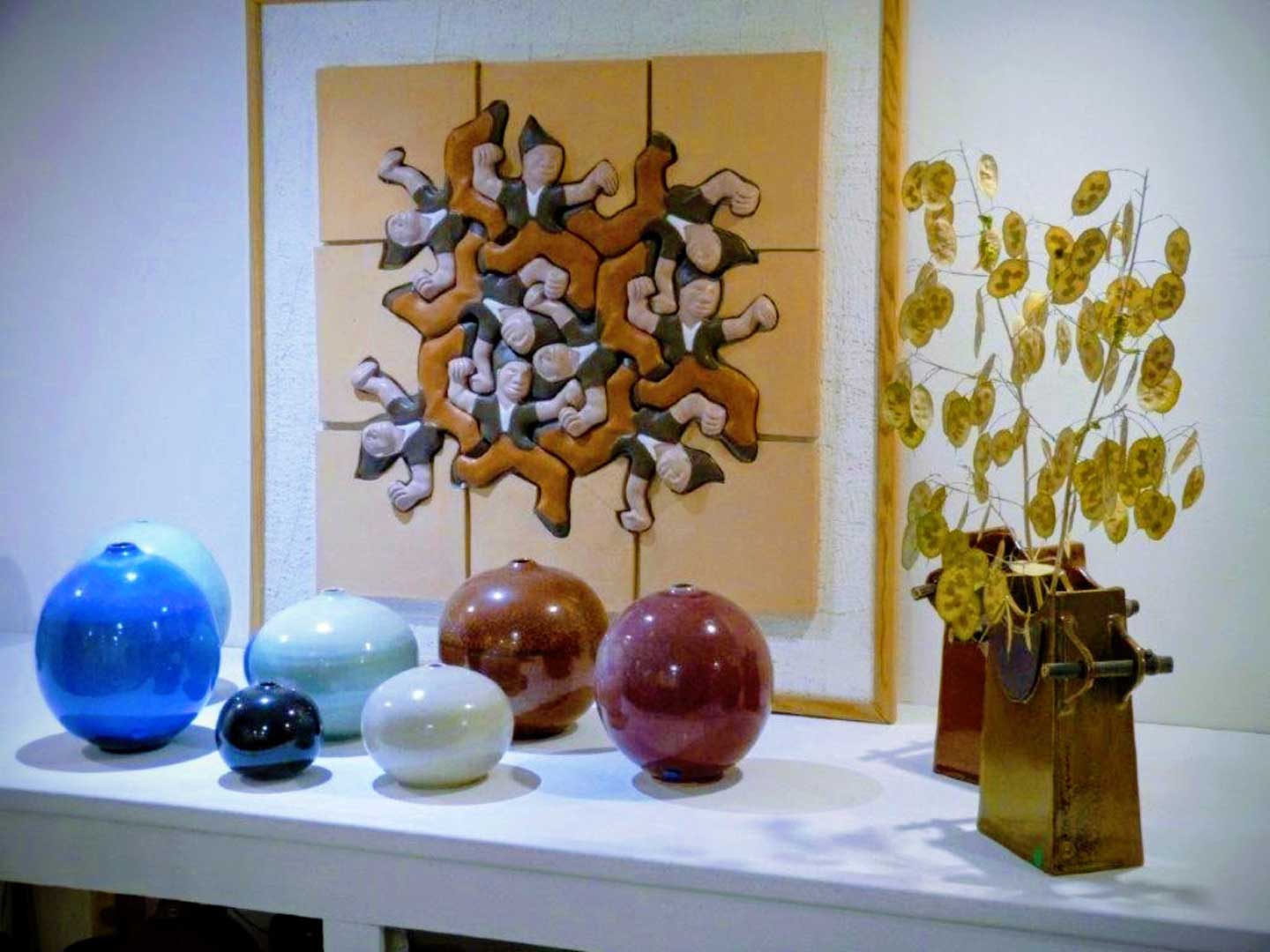 Tableau et vases en grès émaillés - tournage et modelage - serge