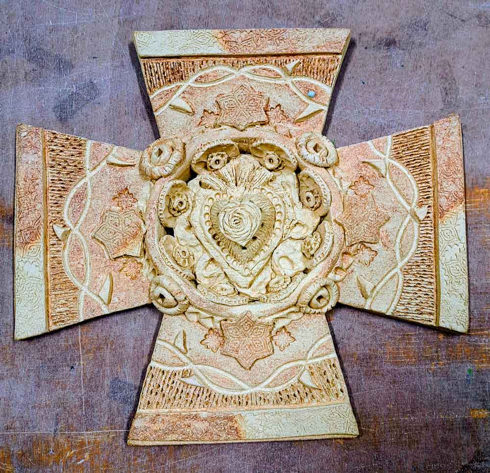 Croix fleurie en grès - Carol