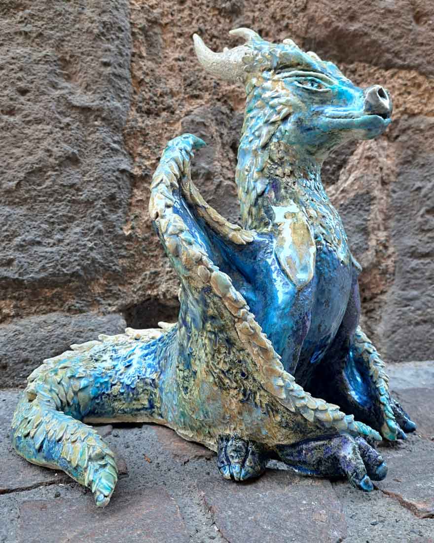 Dragonne espiègle en grès émaillé - Sona